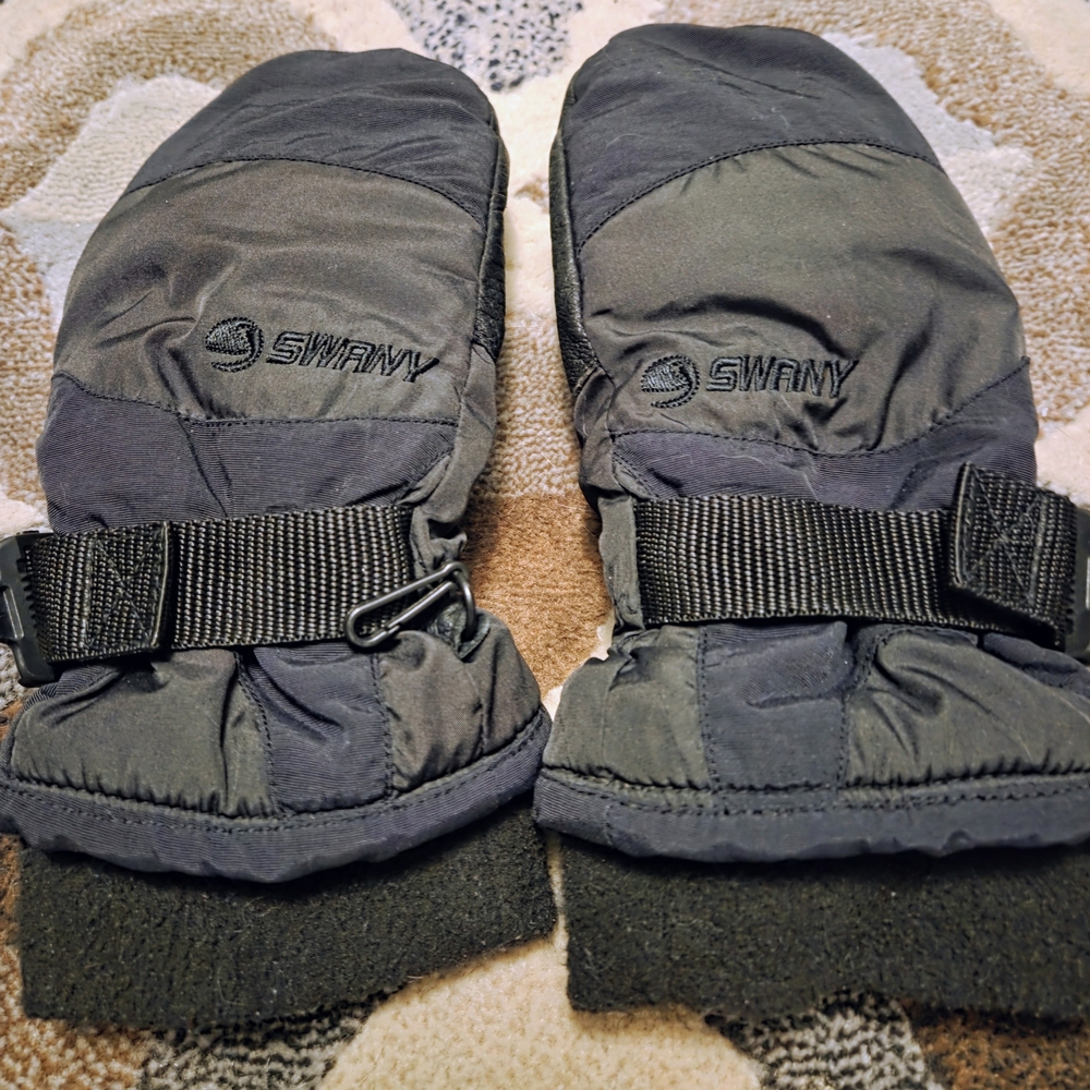 SOLD - Swany Black Snow Mittens